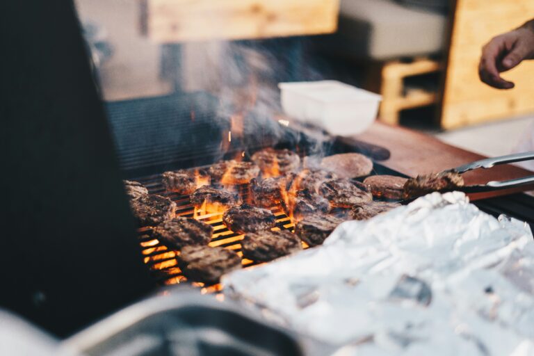 Markenvergleich Grill mit Kamado Joe und Monolith Keramikgrills in Nahaufnahme