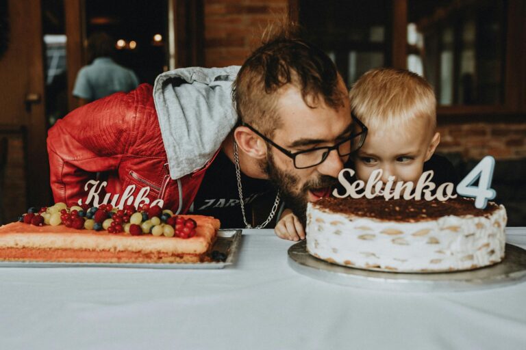 Gasgrill mit vier Brennern in moderner Ausführung auf Terrasse