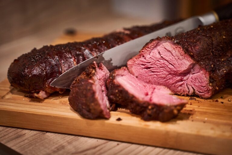 Pelletgrill mit perfekt kontrollierter Rauchentwicklung beim langsamen Smoken von Fleisch