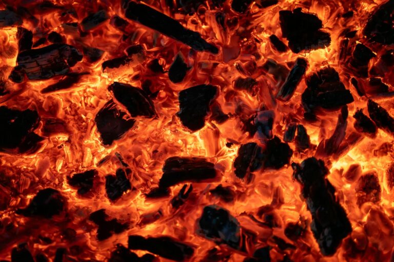 Anzündkamin aus Stahl mit glühender Grillkohle für Holzkohlegrill Einsatz