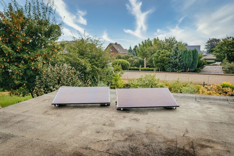 Elektrogrill auf Balkon mit Mini-Solaranlage als nachhaltiger Stromquelle