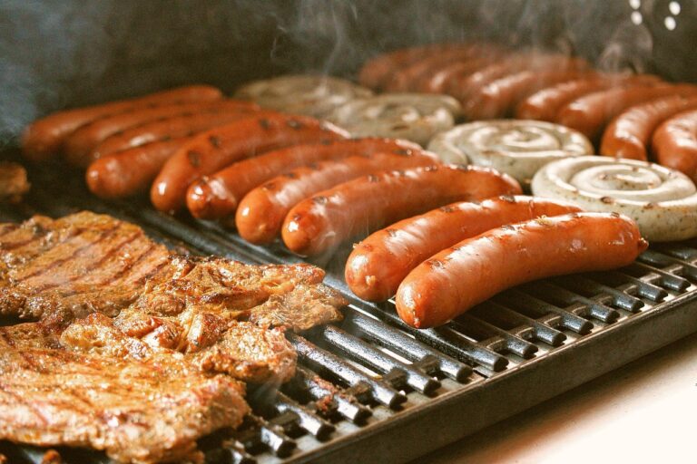 Knackige und saftige Bratwurst auf dem Grill mit perfekter Hitze und Technik