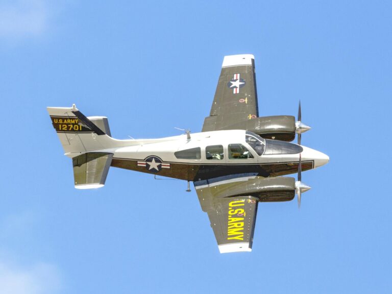 Broil King Baron 420 Gasgrill auf Terrasse mit gegrilltem Fleisch und Zubehör