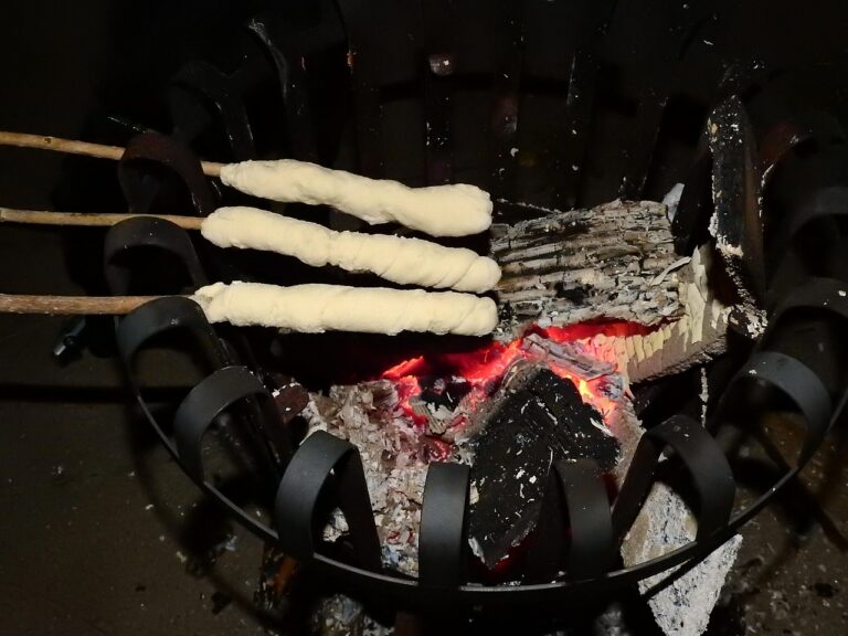 Frisch gebackenes Brot mit knuspriger Kruste auf dem Holzkohlegrill