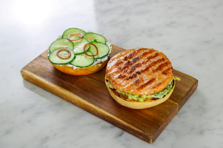 Saftiger Burger mit knusprigem Bun frisch vom Holzkohlegrill