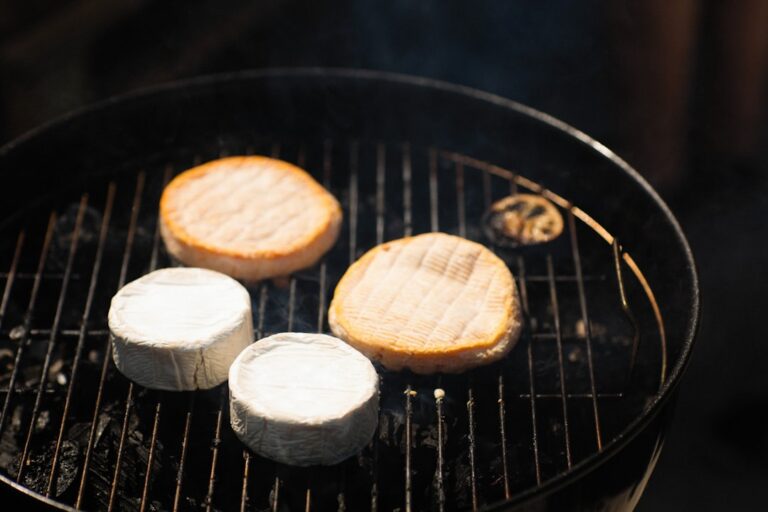 Gegrillter cremiger Camembert mit Honig und frischen Kräutern auf Holzkohle