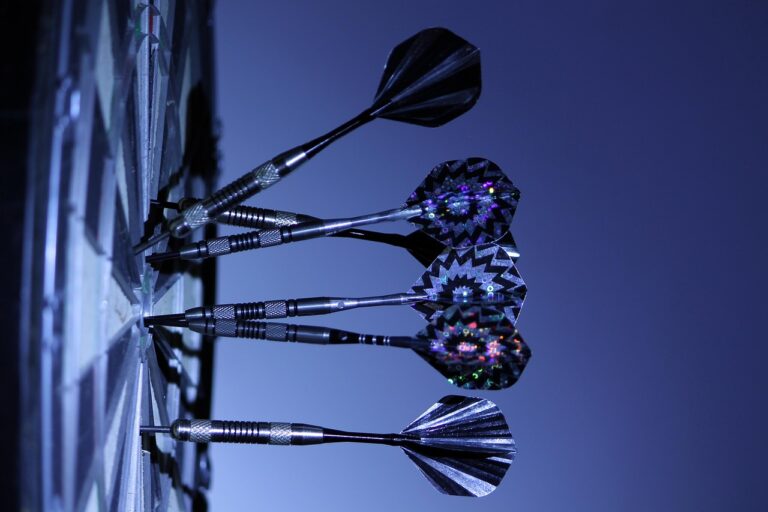 Darts Zubehör mit Pfeilen, Flights und beleuchtetem Board für geselliges Fest