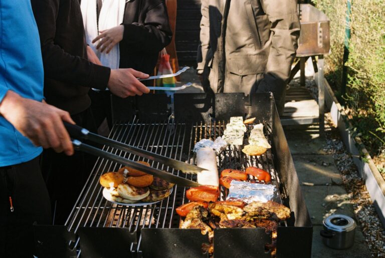 Defekte Keramik am Keramikgrill mit sichtbaren Rissen und Abplatzungen erkennen