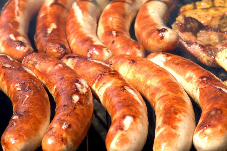 Direkt Grillen richtig anwenden für saftiges Fleisch und knackiges Gemüse Saftiges Steak und knackiges Gemüse direkt über glühender Holzkohle grillen