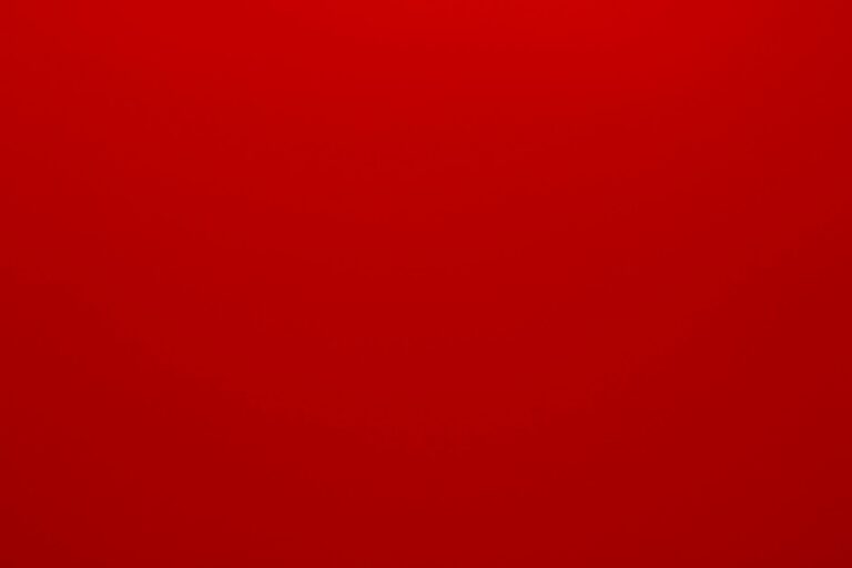 Person erklärt Unterschiede zwischen direktem und indirektem Grillen am Grillrost