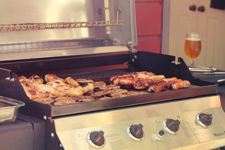 Druckminderer am Gasgrill zur sicheren Gasdruckregulierung bei der Überprüfung