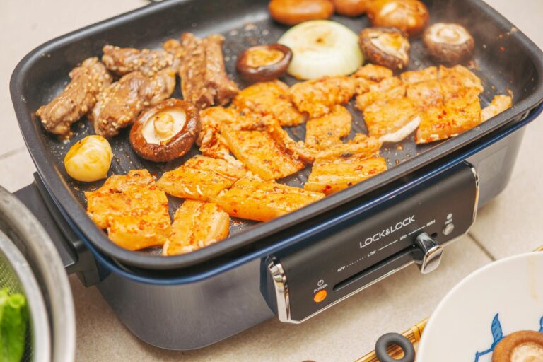 Smoker mit kontrollierter Temperatur für gleichmäßiges saftiges BBQ indirekt gart