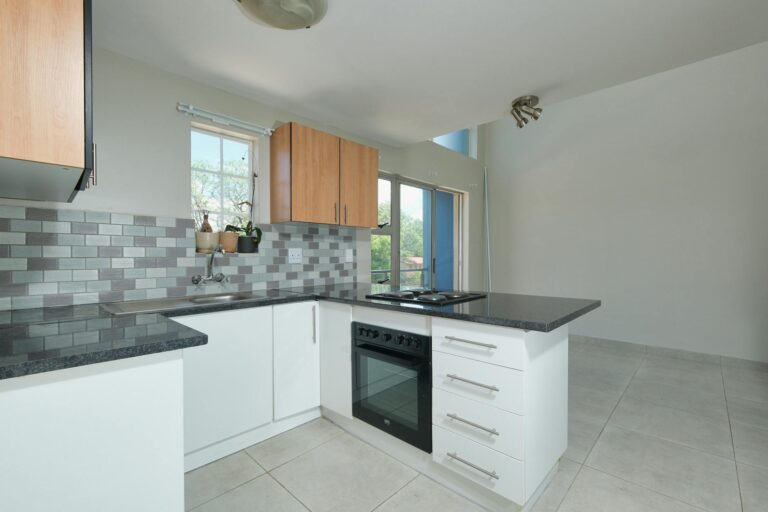 Elektrogrill auf dem Balkon einer Mietwohnung beim entspannten Grillen im Sommer