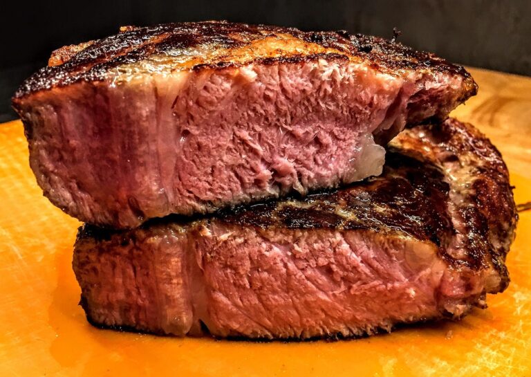 Saftiges Entrecôte nach Sousvide-Garen mit perfekter Grillkruste auf Holzkohlegrill