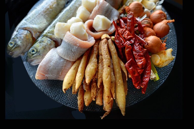 Saftig gegrillter Fisch auf dem Rost mit knuspriger Haut und Grillstreifen