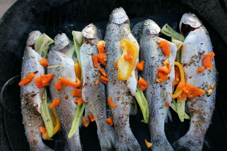Zarte Forellen im Heißrauch räuchern mit traditionellem Rezept auf Räucherofen