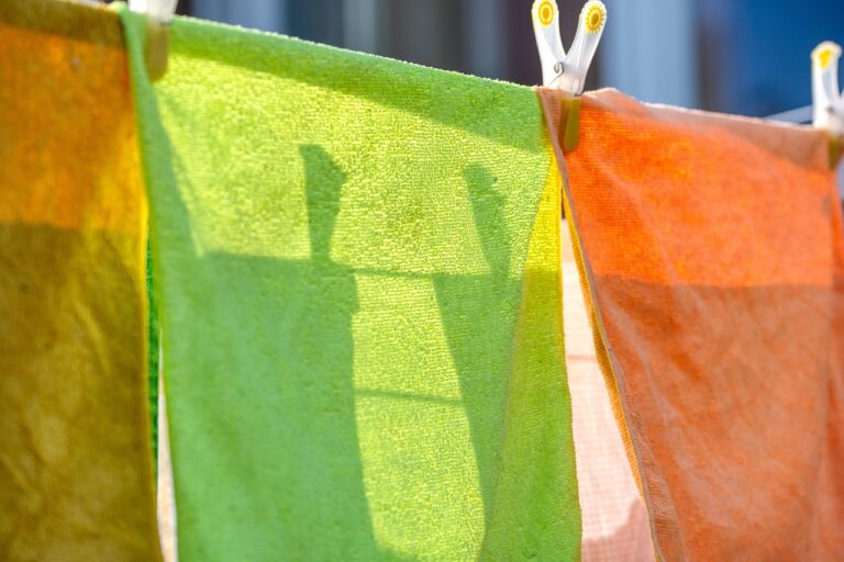 Person reinigt Gasgrill gründlich mit Bürste für den Frühjahrsputz