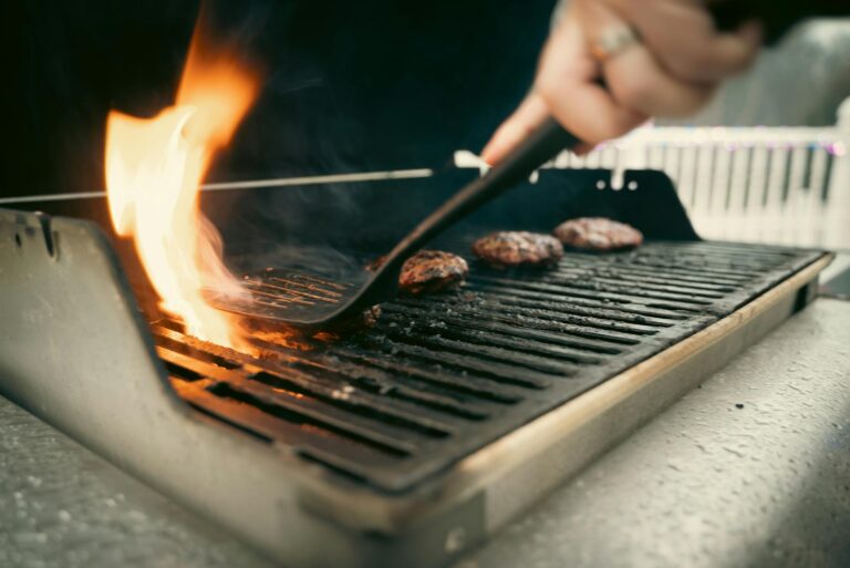 Gasgrill Technik beim Prüfen der Gasleitungen für mehr Sicherheit beim Grillen