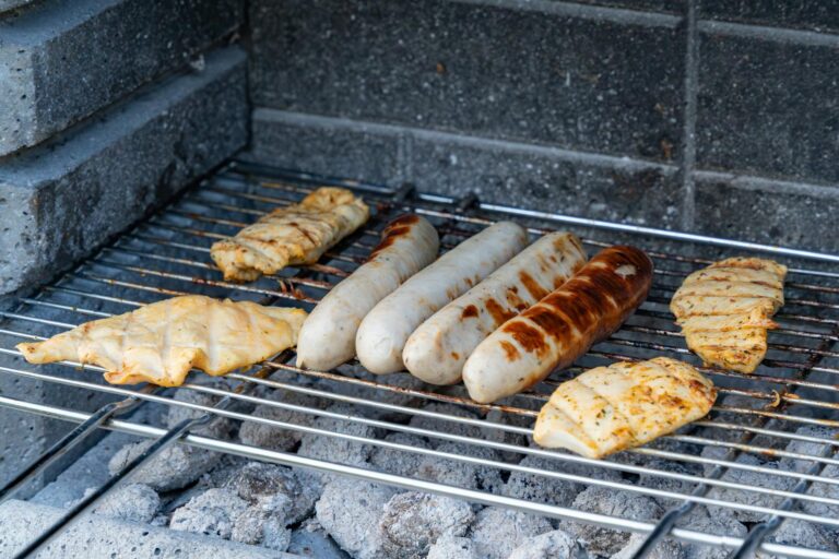 Gasgrill mit Sicherheit Check vor dem Grillen im Garten überprüfen