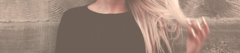 Nahaufnahme von sauberen Grillrosten eines Gasgrills nach der täglichen Reinigung