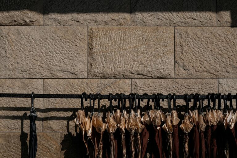 Mobiler Gasgrill auf klappbarem Wagen sicher und praktisch transportiert