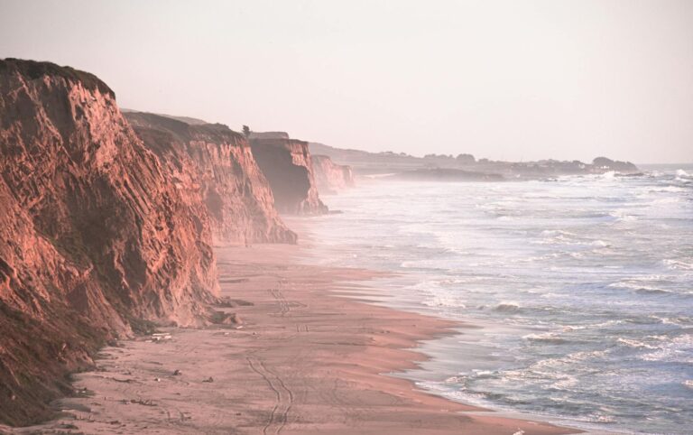 Grill mit Schutzhaube steht im Wintergarten bereit für Einlagerung bei Frost