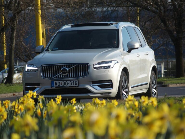 Kompakter und robuster Holzkohlegrill für mobiles Grillen unterwegs