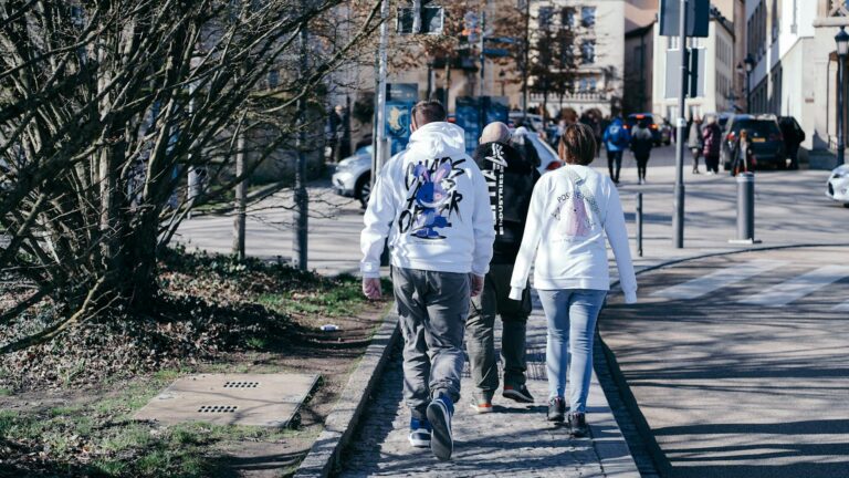Moderner Holzkohlegrill mit Gemüse und Halloumi für genussvolles vegetarisches Grillen