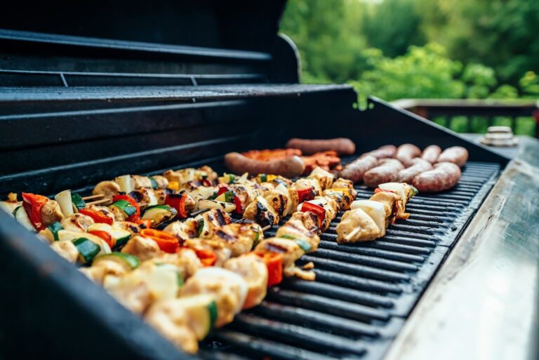 Familie genießt entspanntes Grillfest mit Kindern im Garten bei gemütlicher Atmosphäre