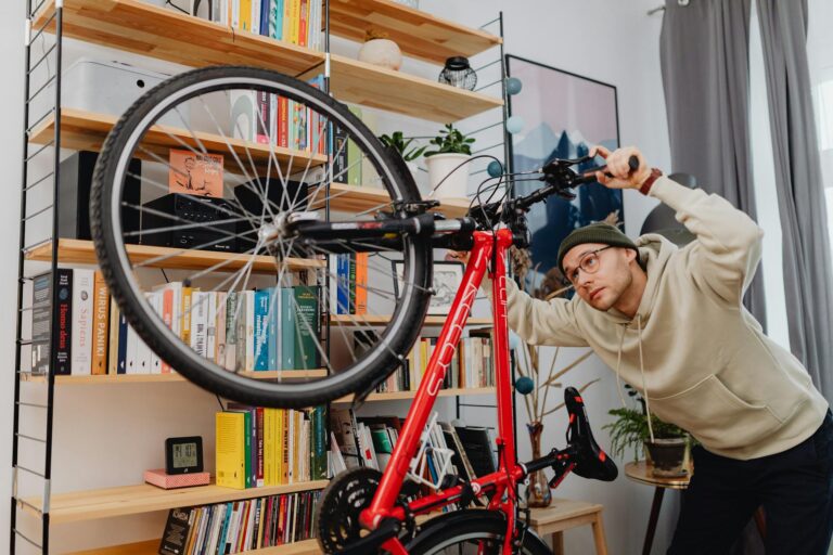 Holzkohlegrill mit Werkzeugen zur Reparatur und Reinigung im Garten