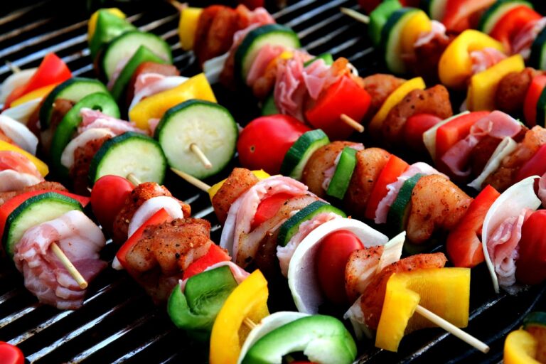 Glühende Holzkohle im Grill sicher löschen und Gefahren vermeiden