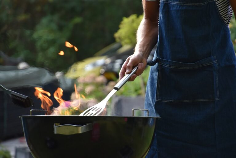 Grill mit praktischem Zubehör für ein verbessertes und entspanntes Grillerlebnis outdoors