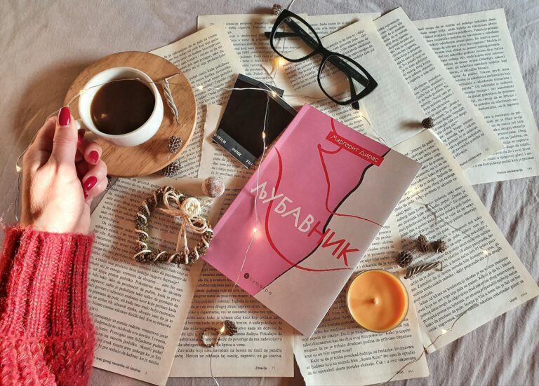 Knusprige gegrillte Wraps mit frischem Gemüse und herzhaften Zutaten auf Grillrost