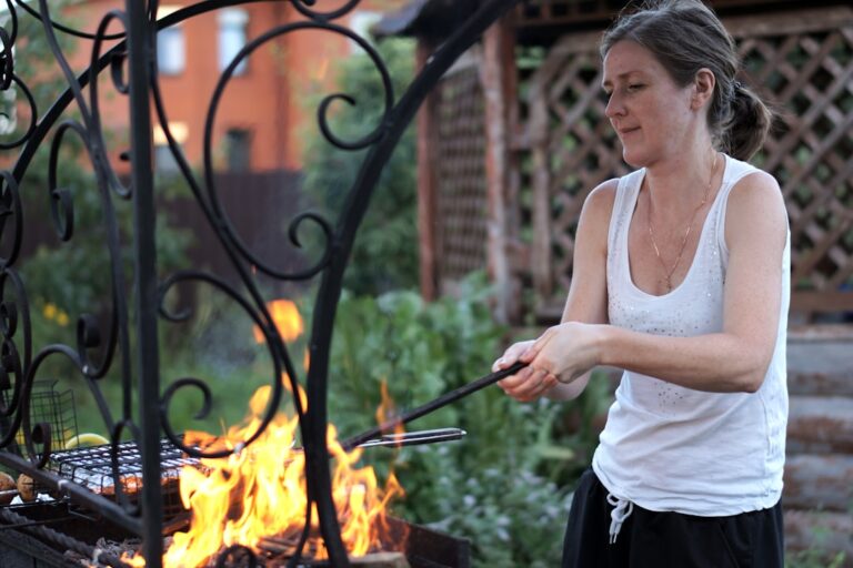 Saftige Grillfackeln mit würziger Marinade auf dem Sommergrill vorbereitet