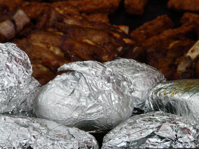 Leckere Grillkartoffeln Füllen leicht gemacht mit herzhaften Zutaten Gefüllte Grillkartoffeln mit cremiger Füllung und herzhaften Zutaten vom Rost