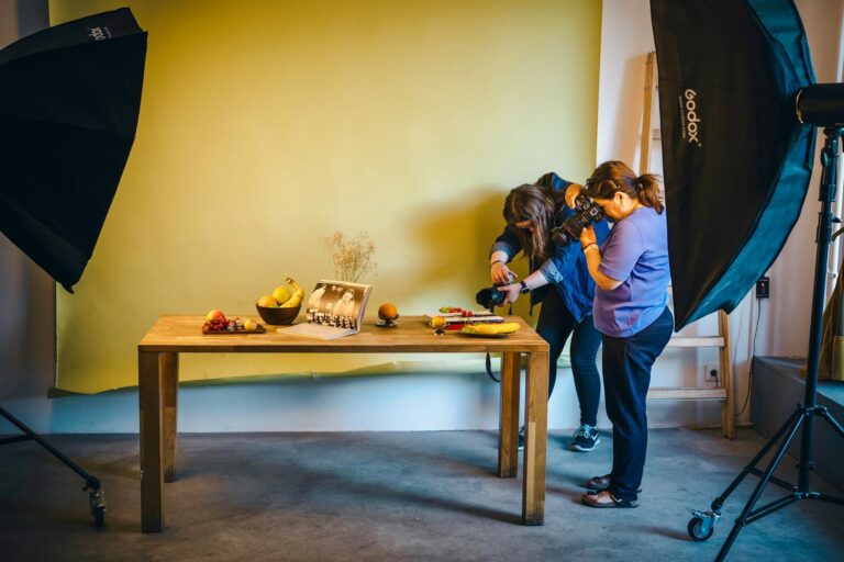 Teilnehmer lernen professionelle Grilltechniken bei einem Grillkurs in Berlin im Freien