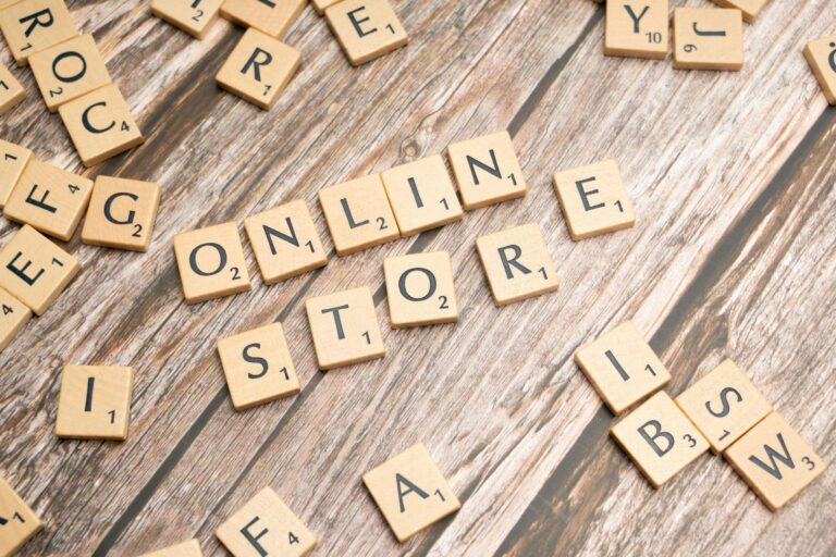 Kostenlose Grillkurse online entdecken und zum Grillmeister werden Person lernt online kostenlos Grilltechniken zur Grillmeister-Ausbildung zuhause