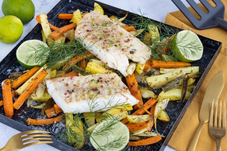 Frisch gegrilltes Fischfilet mit Kräutern in einer Grillpfanne zum Sommermenü