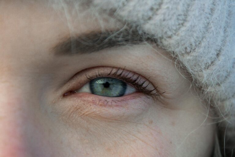 Sauberer Grillrost mit Grillbürste bei schneller und einfacher Grillpflege zu Hause