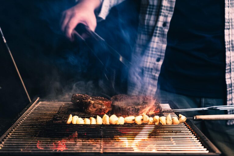 Grillrost mit natürlichen Hausmitteln effektiv von eingebrannten Speiseresten reinigen
