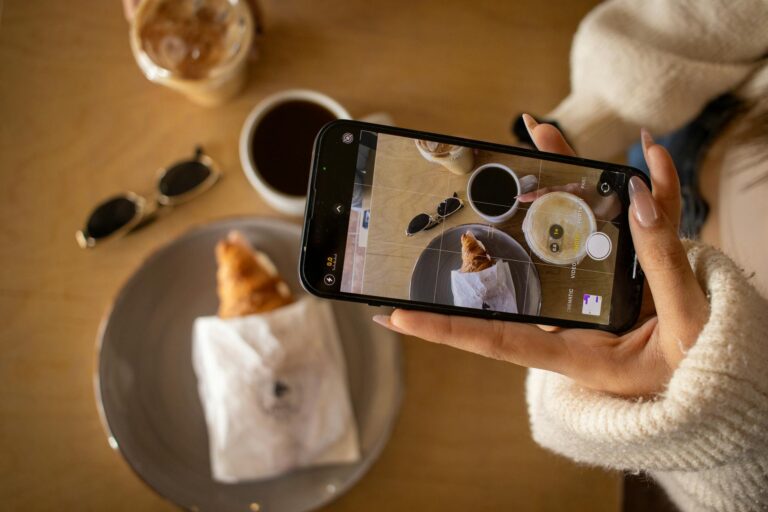 Grillthermometer mit App-Steuerung zeigt genaue Kerntemperatur beim smarten Grillen