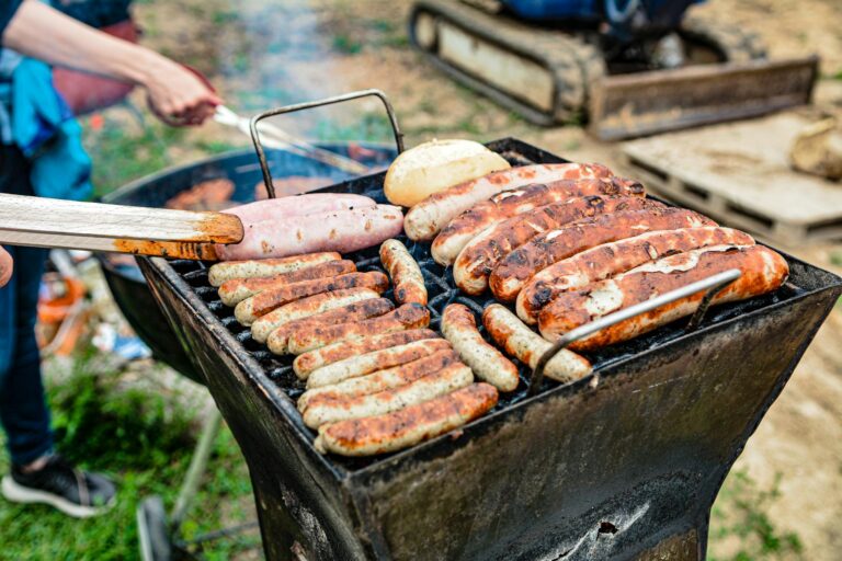 Anzünden von Holzkohle im Grill für einfache Glut beim Grillenlernen