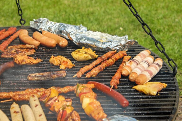 Moderner Hot Dog Grill mit Würstchen und knusprigen Brötchen auf Terrasse