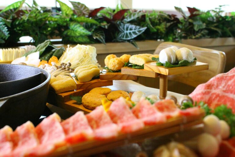 Hot Pot Elektrogrill mit Fondue-Topf und Grillfläche für gemeinsames Kochen zuhause