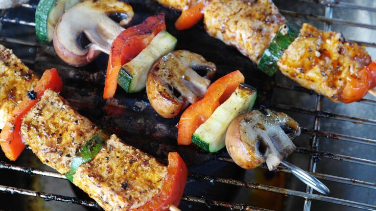 Kaltes Fleisch auf den Grill legen Fehler erkennen und besser grillen Kaltes Fleisch direkt aus dem Kühlschrank auf den heißen Grillrost legen vermeiden