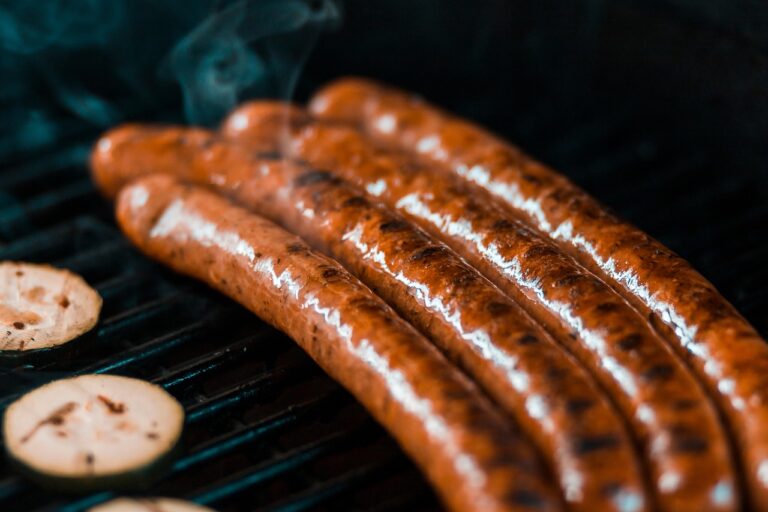 Kamado Keramikgrill mit offenem Deckel im Praxistest 2024