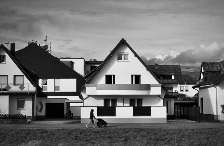 Kinderwagen mit Grillpicknick-Equipment auf Wiese beim entspannten Familienausflug