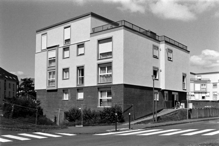 Kleiner Grill auf Balkon mit Holzkohle ideal für Camping und Outdoor-Grillen