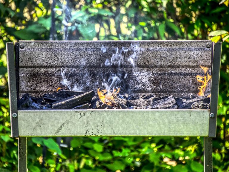 Mit diesen Kohlegrill anzünden Tipps gelingt dir eine stressfreie Glutentwicklung Kohlegrill mit Anzündkamin und Holzwolle stressfrei und effizient anzünden