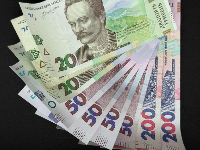 Gasgrill im Vergleich mit Preisschildern und Ausstattung für Kaufentscheidung